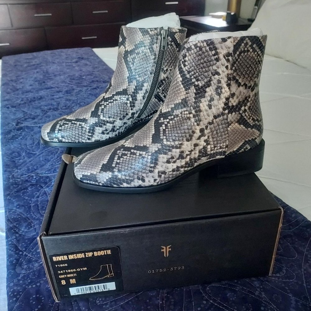 NIB Frye River Inside Zip Bootie, 8M - Picture 3 of 8